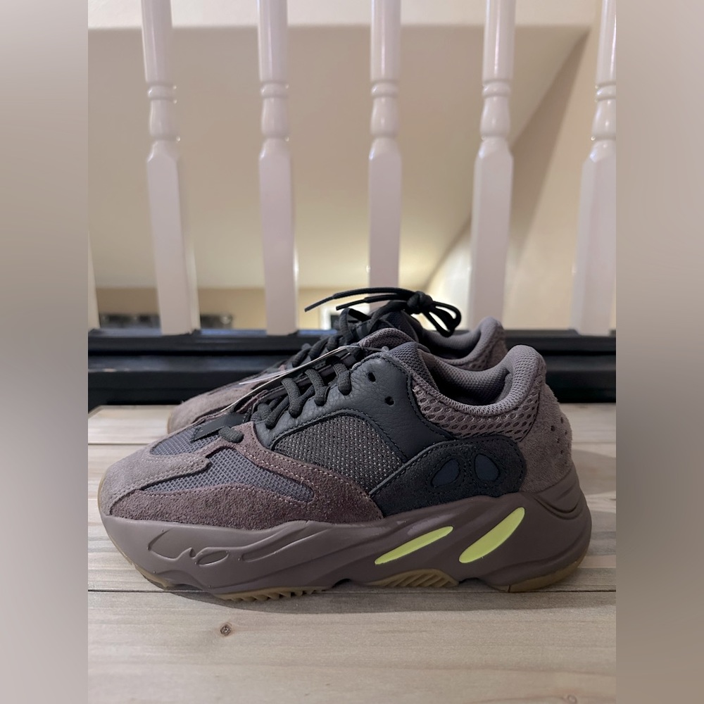❌SOLD❌ Adidas Yeezy 700 Mauve